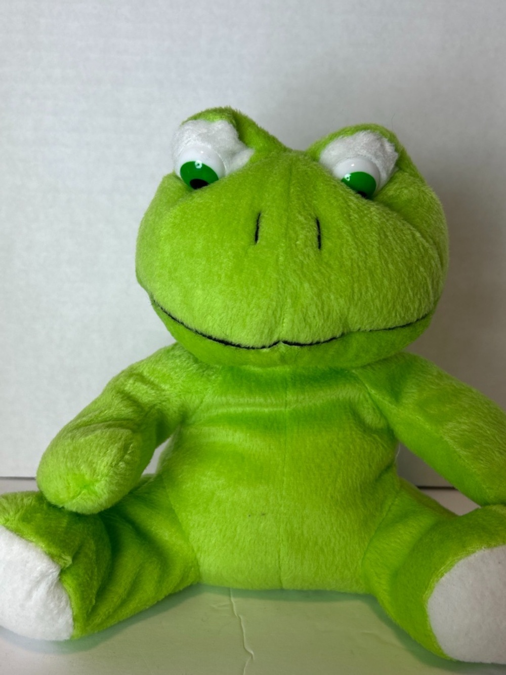 Kelly Toy Soft Lime Green Sitting Frog Plush Stuff Toy Animal Bulging Eyes 9"